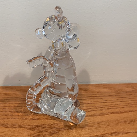 Lenox Disney Showcase crystal Tigger with 24k gold butterfly - Picture 4 of 14